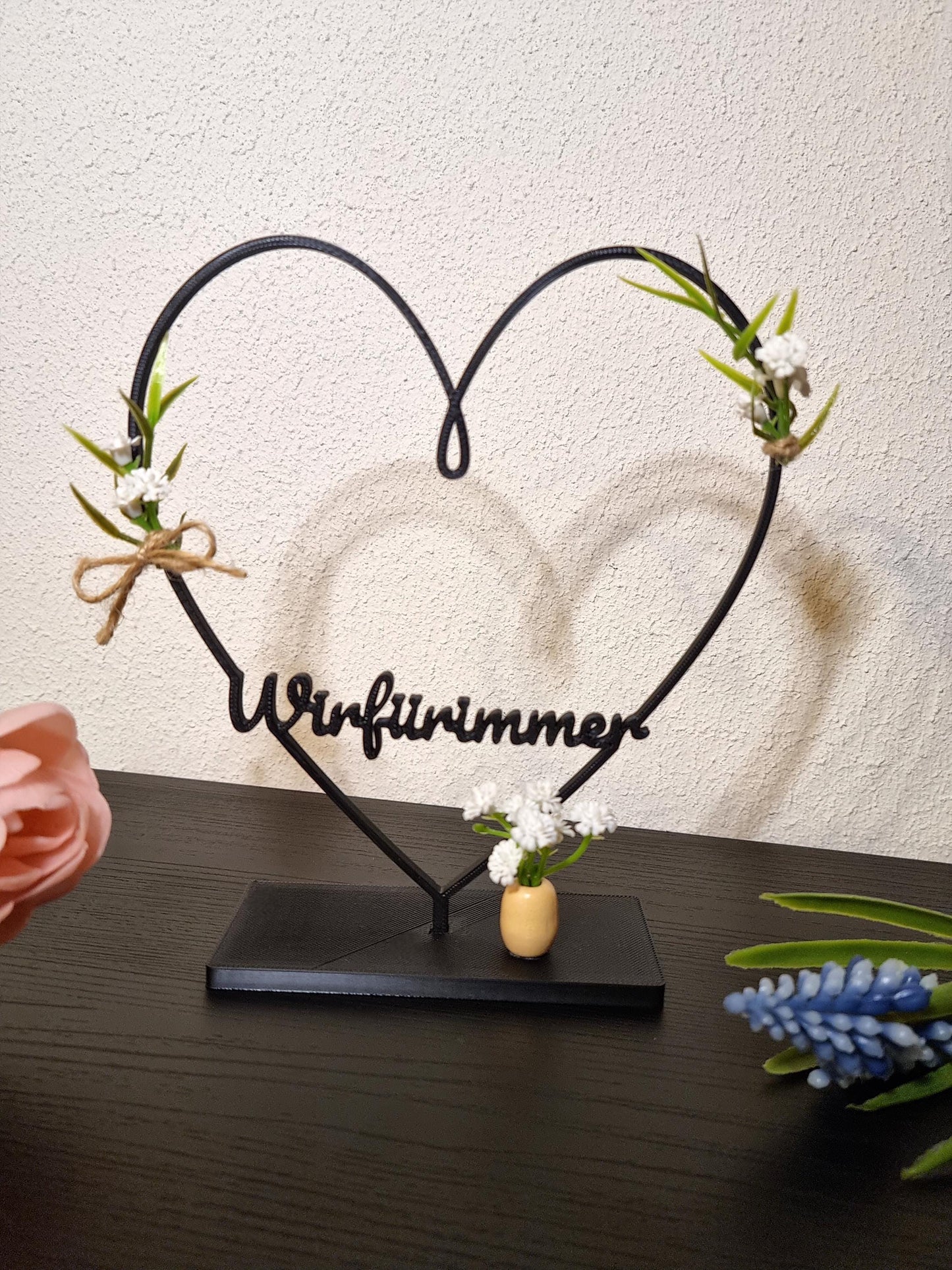Detailansicht Herz-Deko schwarz mit weißen Blümchen - 3D-Druck Aufsteller