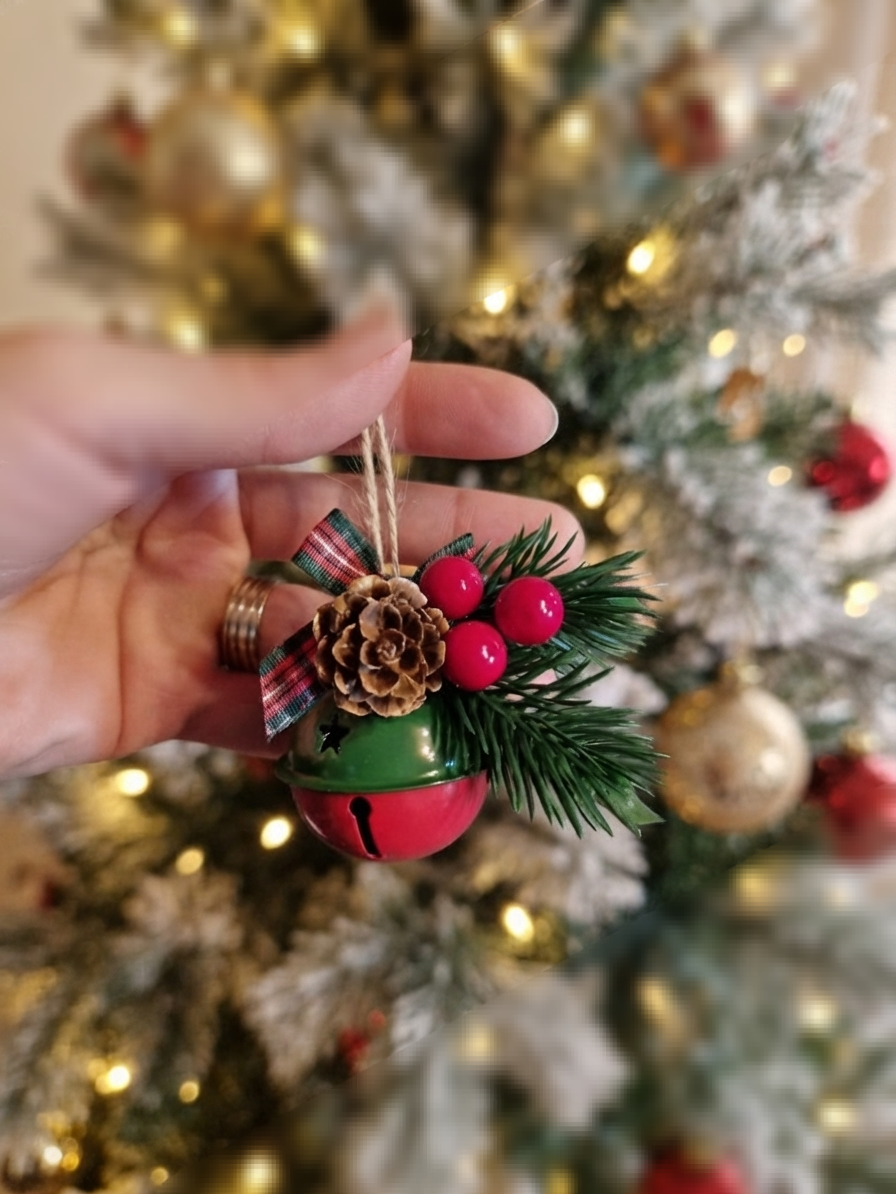 Mützen-Männchen als Weihnachtsanhänger mit grüner und roter Glocke