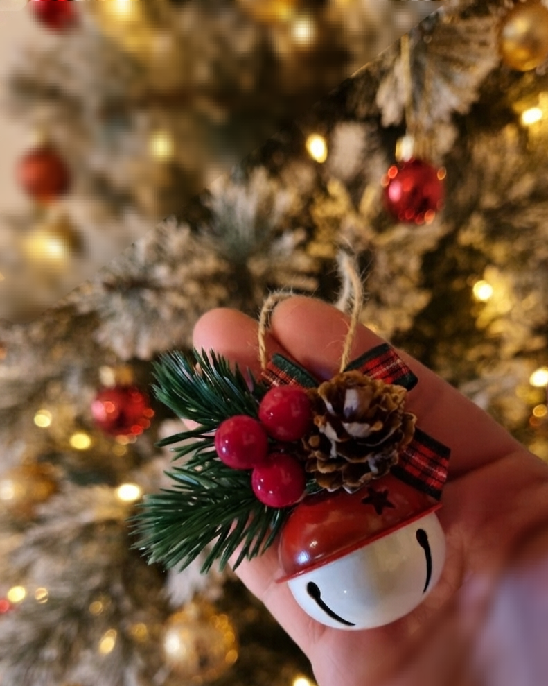 Weihnachtsanhänger mit weißer Mütze und rot-weißer Glocke