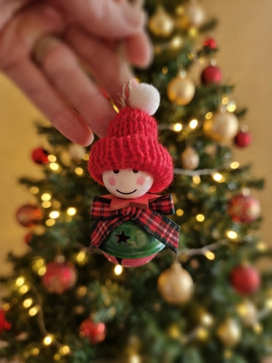 Drei Ansichten eines weihnachtlichen Glockenanhängers als Baum- und Fensterdeko