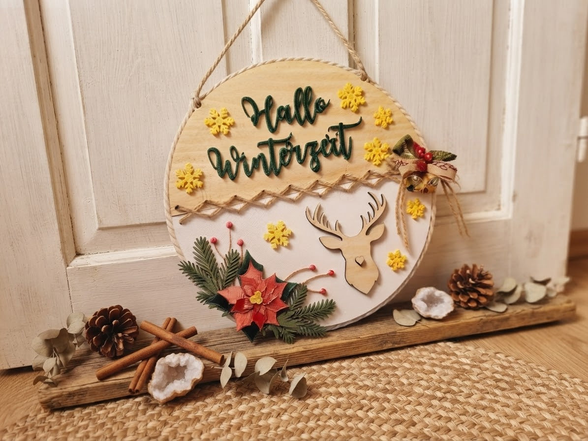 Winterliches Türschild Hallo Winterzeit mit Jute-Aufhängung vor heller Tür