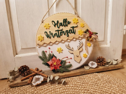 Winterliches Türschild Hallo Winterzeit mit Jute-Aufhängung vor heller Tür