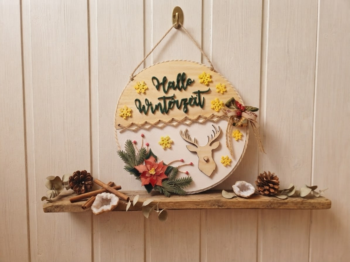 Hallo Winterzeit Türschild mit Hirsch und Weihnachtsstern an heller Wand