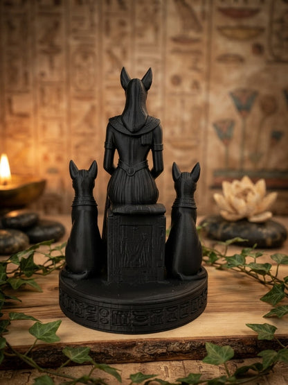 Schwarze Katzen-Göttin mit Katzen und Sockel von der Seite