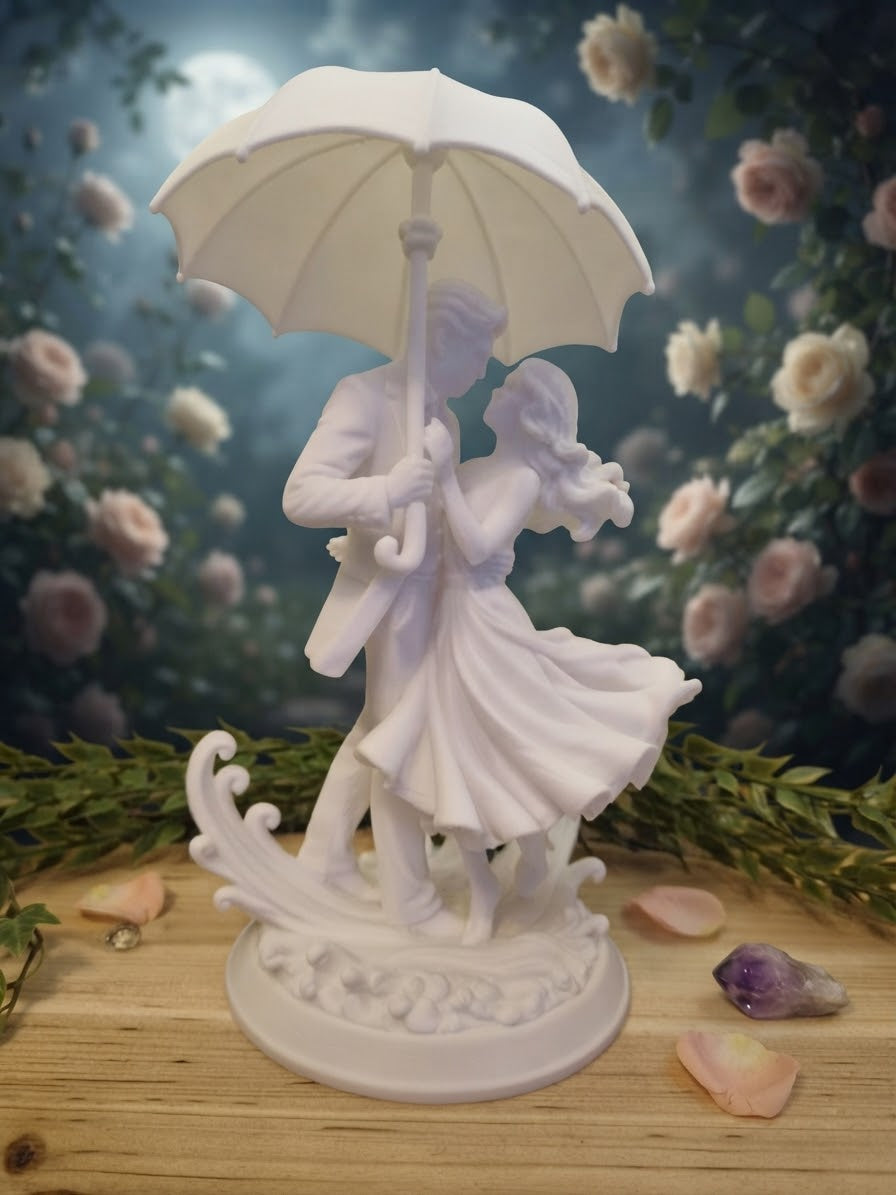 Weiße Liebespaar-Figur unter Regenschirm, Rückansicht vor Rosenkulisse