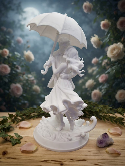 Detailaufnahme der Liebespaar-Figur unter weißem Regenschirm