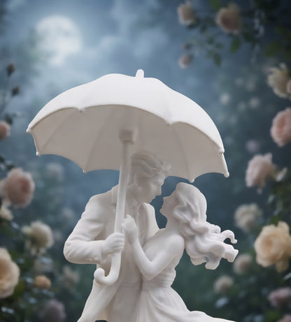 Liebespaar unter Regenschirm als weiße Dekofigur, Seitenansicht
