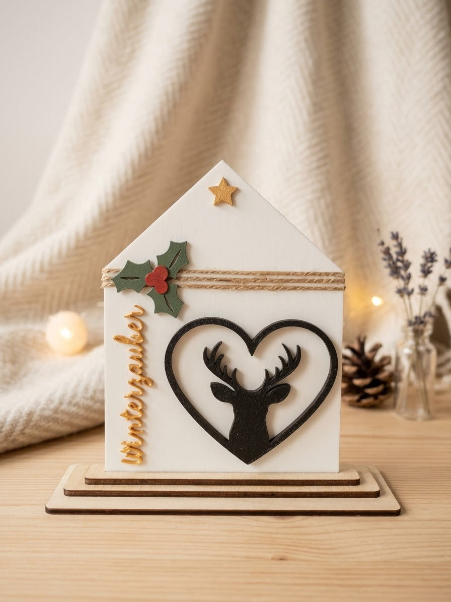 Weihnachtsaufsteller Häuschen „Winterzauber“ mit Hirsch – 16 cm