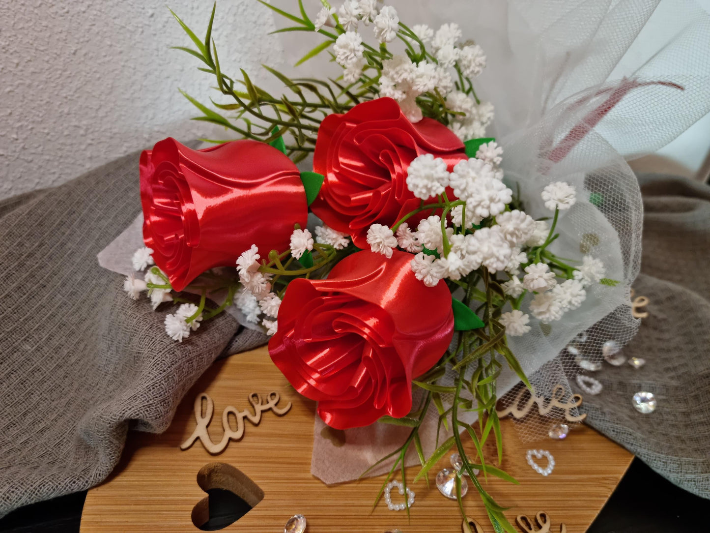 Rosen-Arrangement 3D - 3 rote Rosen mit weißen Blumen - Handgefertigte Blumendeko