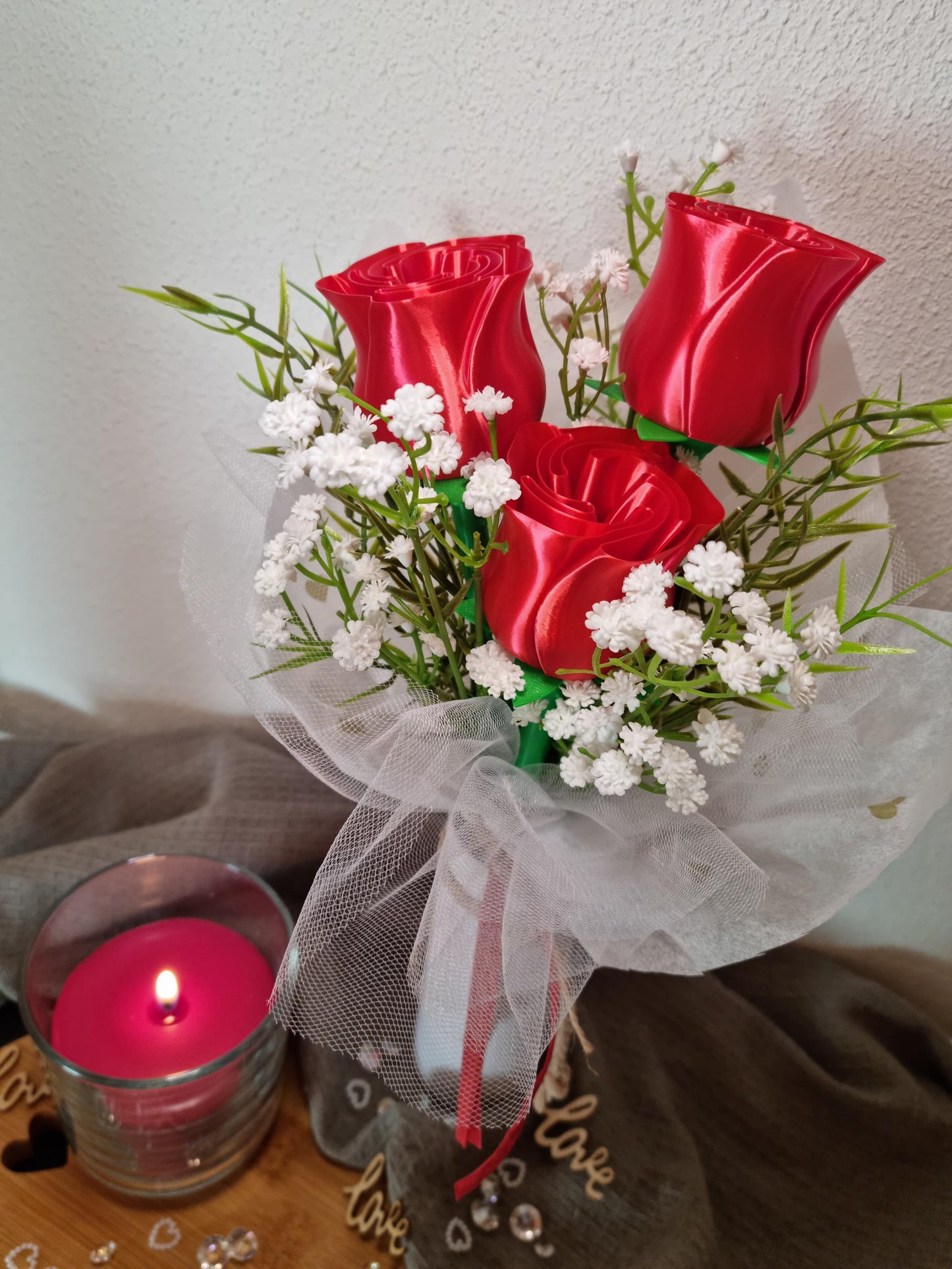 Rosen-Arrangement 3D - 3 rote Rosen mit weißen Blumen - Handgefertigte Blumendeko