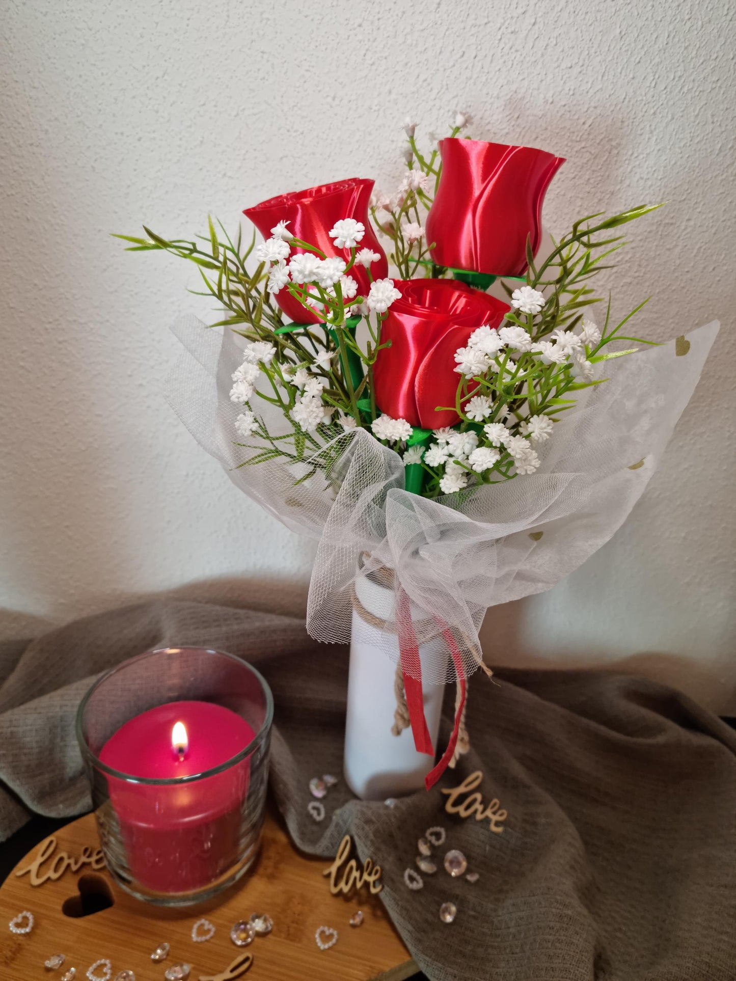Rosen-Arrangement 3D - 3 rote Rosen mit weißen Blumen - Handgefertigte Blumendeko