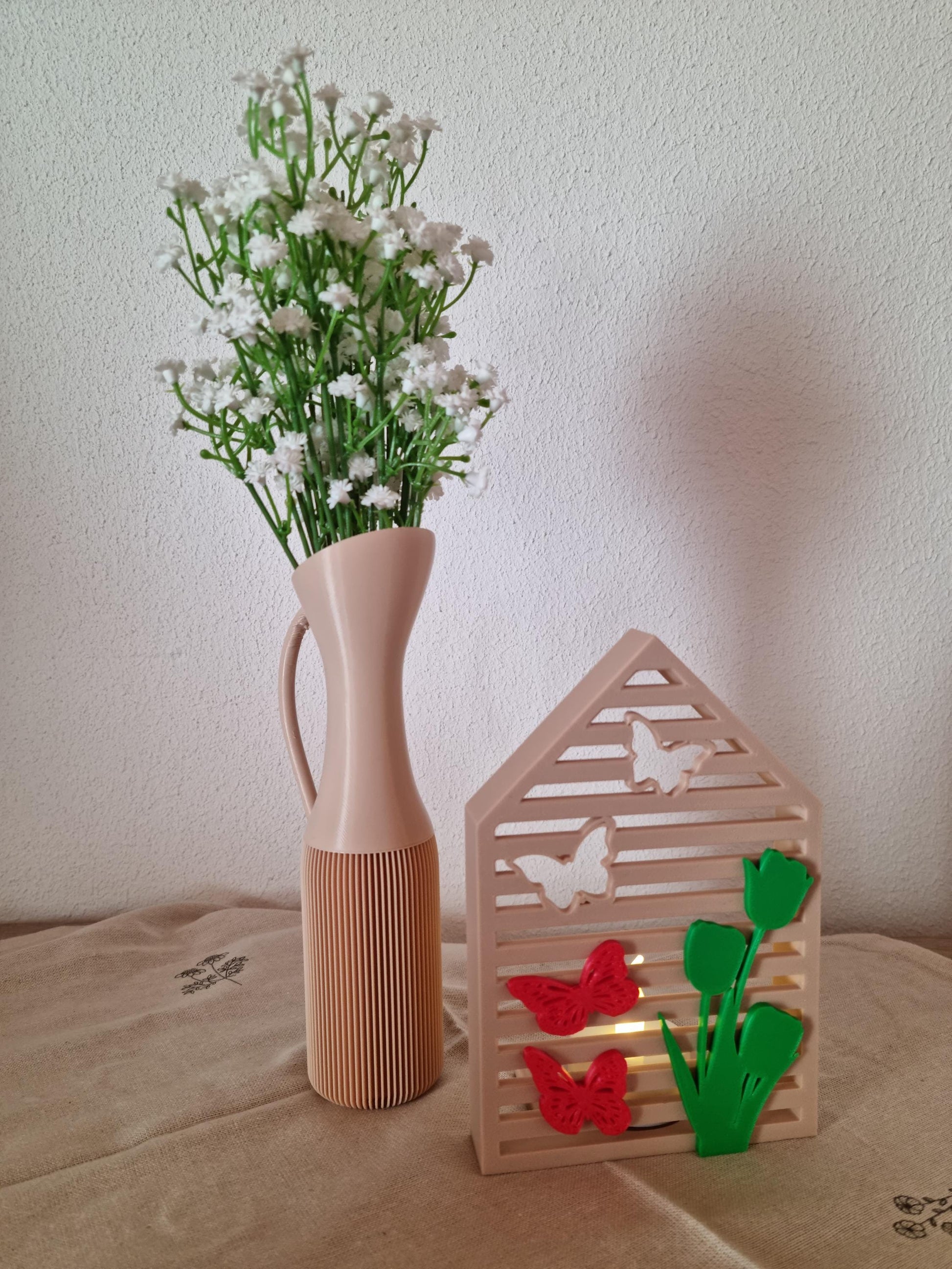 Haus-Teelichthalter Frühling mit Tulpen und Schmetterlingen - 3D-Druck LED-Kerzenhalter 15cm