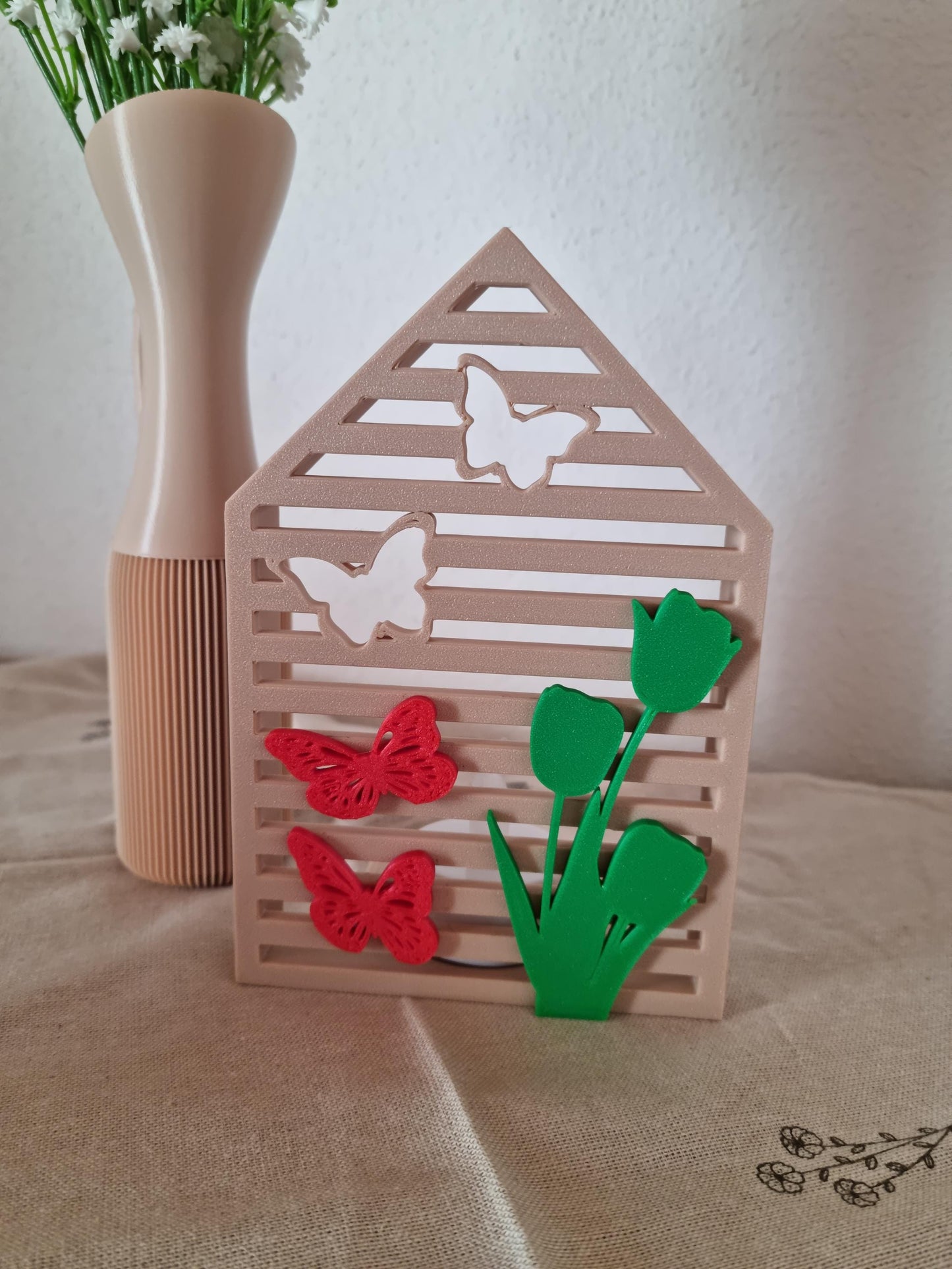 Detailansicht Haus-Kerzenhalter Frühlingsdeko mit Tulpen-Design - 3D-gedruckt für LED-Teelichter