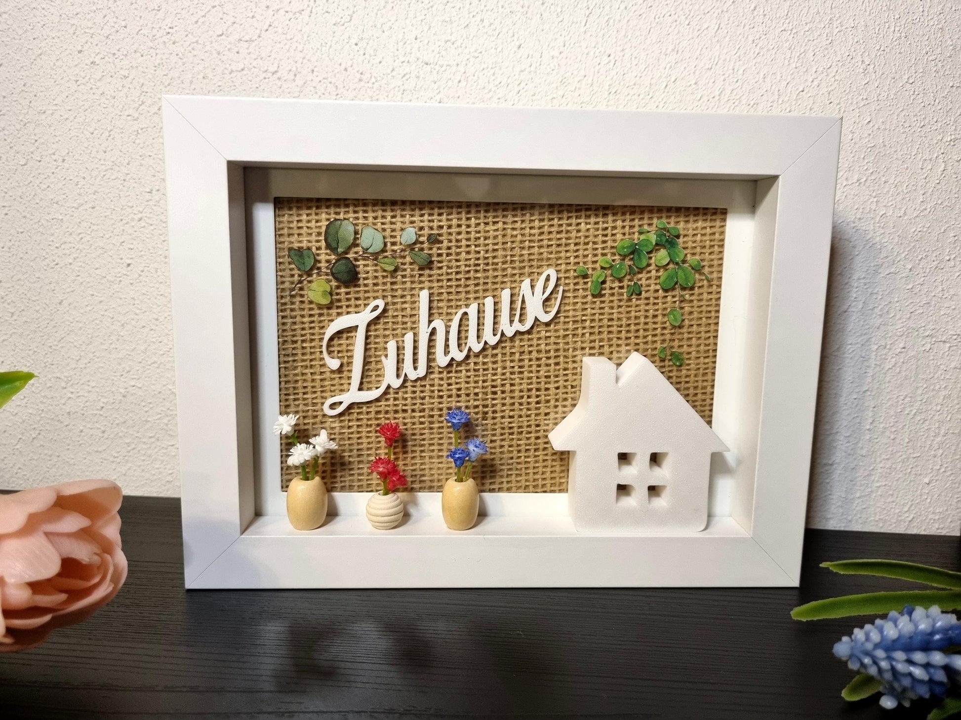 Rustikale Holzrahmen-Deko mit 3D-Haus und drei Mini-Vasen mit Kunstblumen - Handmade Wohndeko