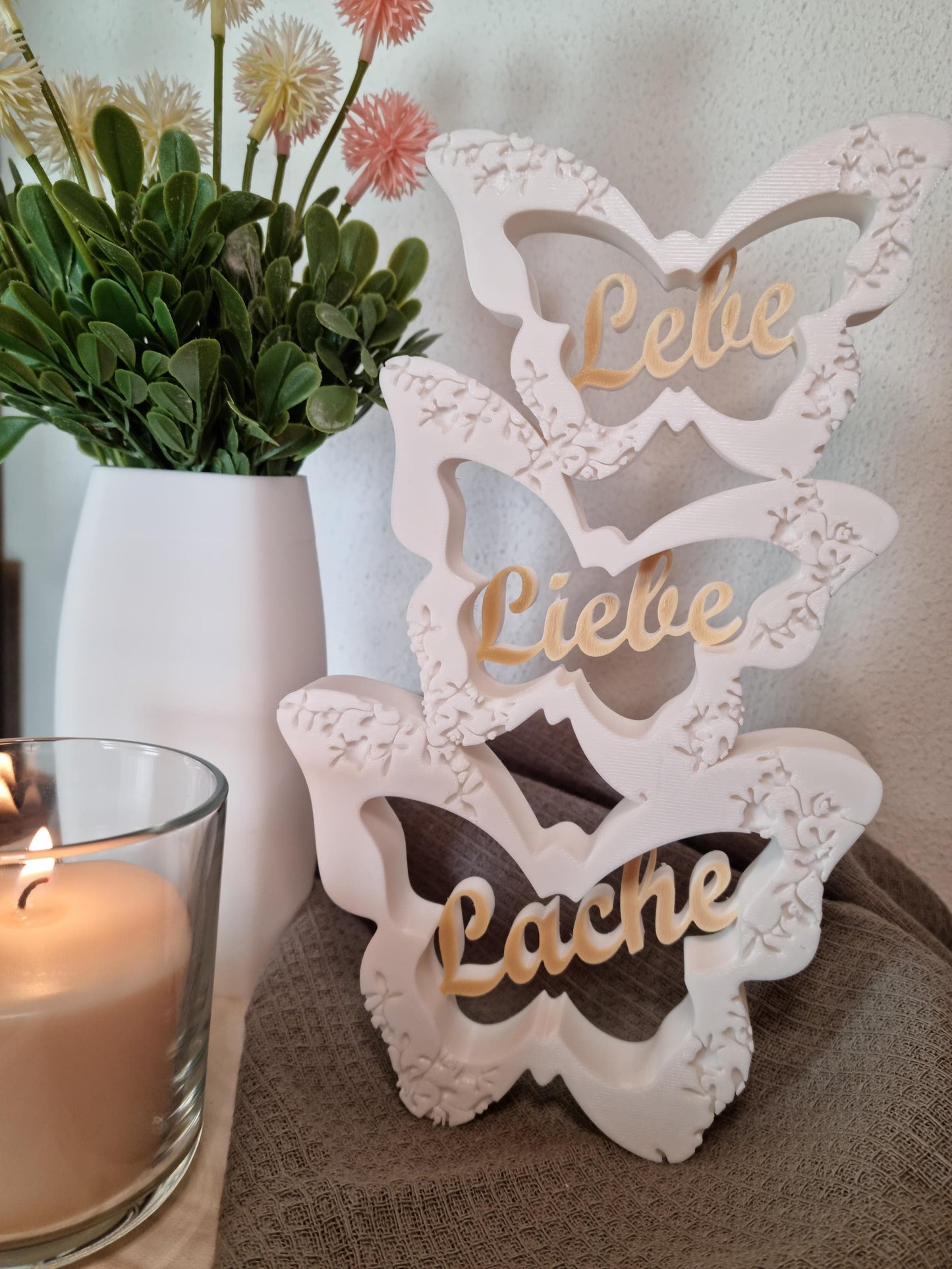 Nahaufnahme Schmetterlings-Deko 'Lebe Liebe Lache' - 3D-Druck