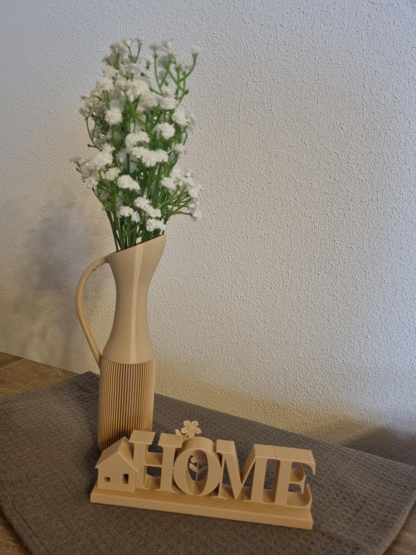 HOME' Schriftzug auf Tisch dekoriert mit Blumen - 3D-gedruckte Wohndeko
