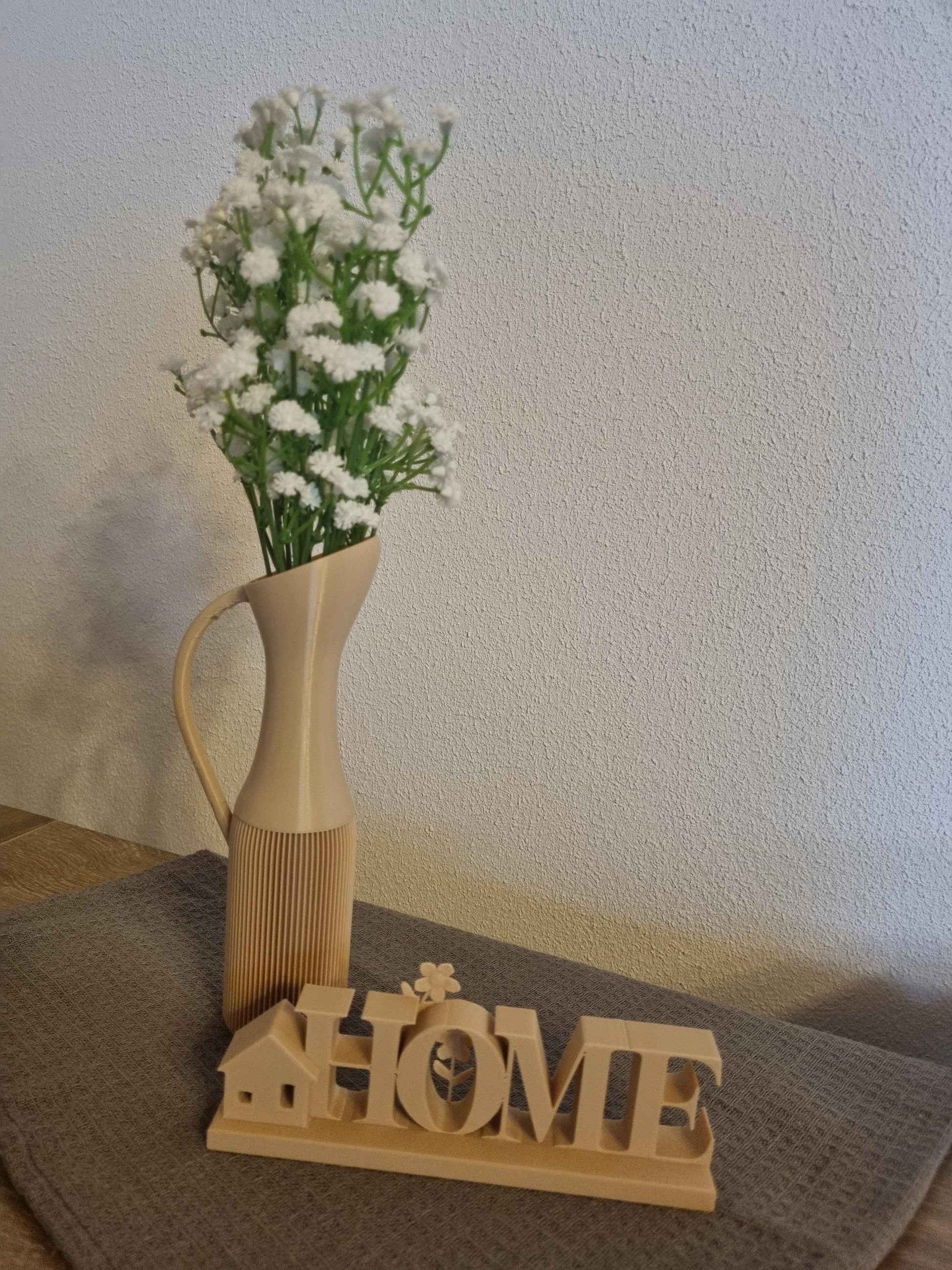HOME' Schriftzug auf Tisch dekoriert mit Blumen - 3D-gedruckte Wohndeko