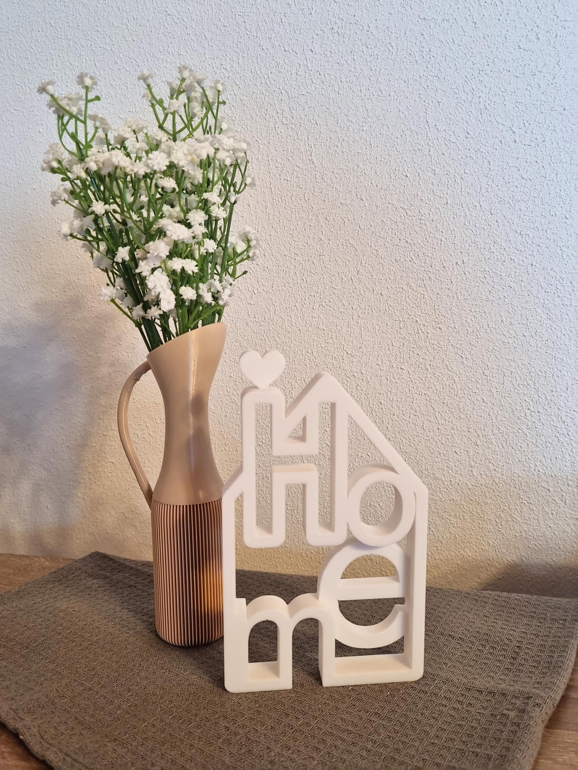 Home' Schriftzug in Hausform mit Deko daneben - 3D Wanddeko