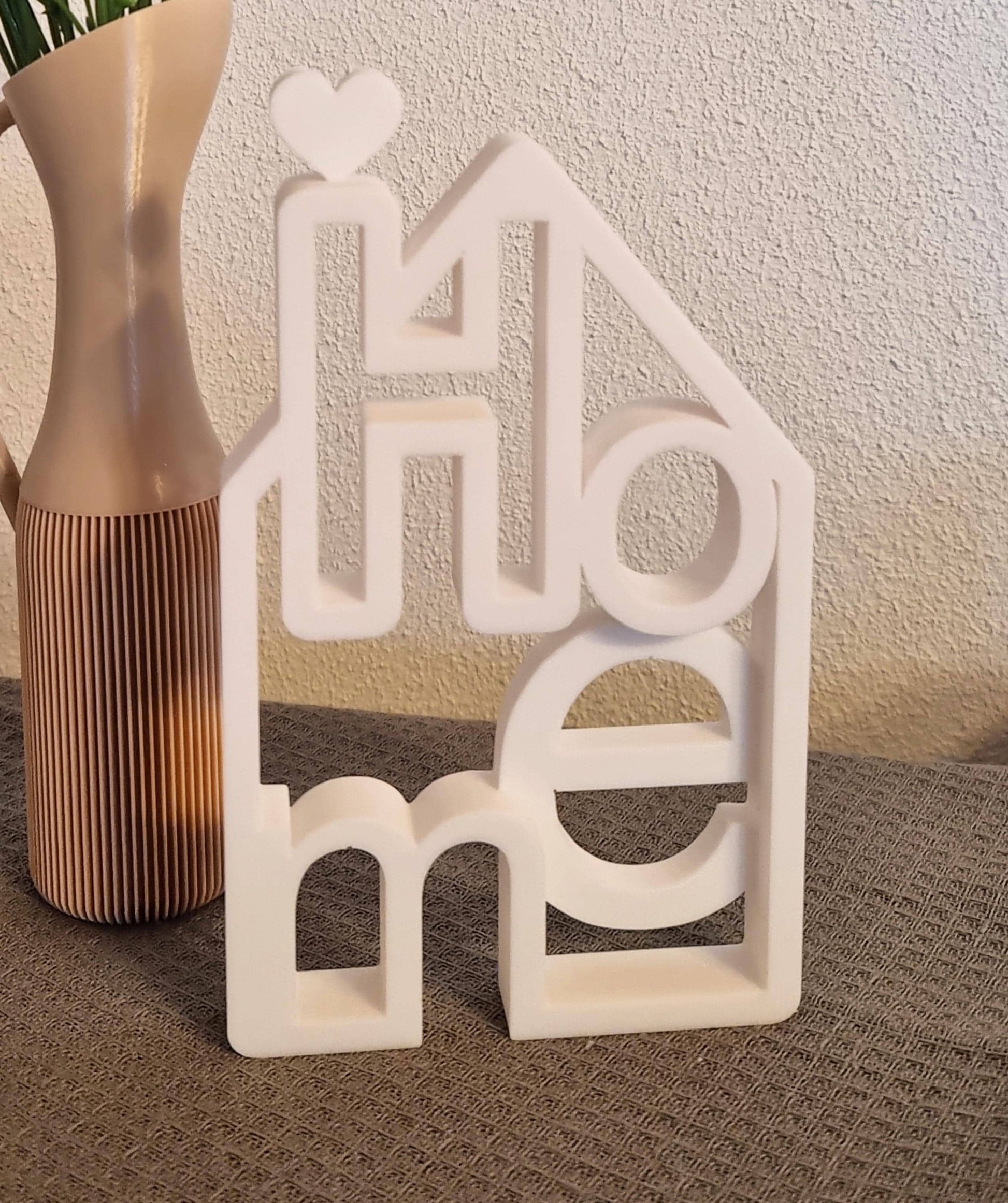 Nahaufnahme 'Home' Schriftzug in Hausform - 3D-Druck Detailansicht