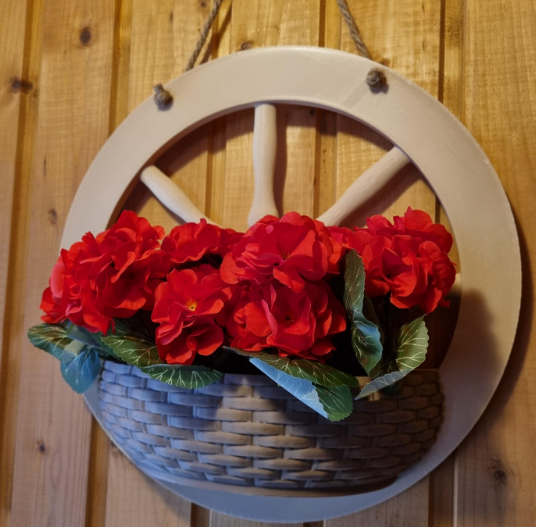 Wanddeko Holzrad mit künstlichen Geranien - 3D Druck Blumenampel - Landhausstil Sommerdeko