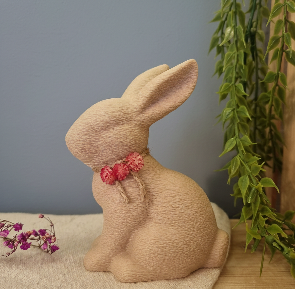 Detailansicht 3D-Osterhase mit drei Kunstblumen am Hals