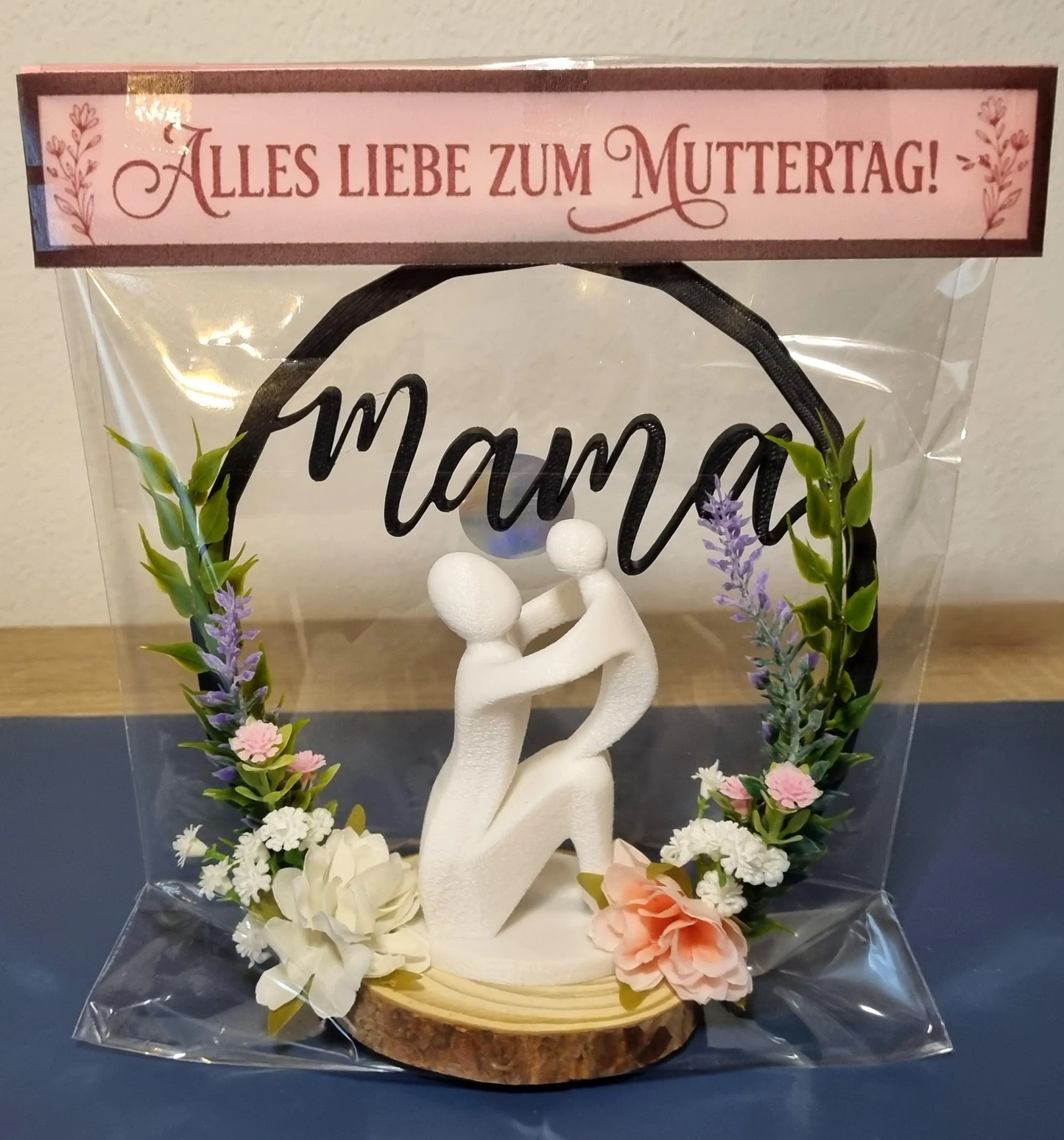 Mama 3D Figur & Skulptur Mutterliebe – Handgemachte Dekoration mit Blumenarrangement auf Holzscheibe