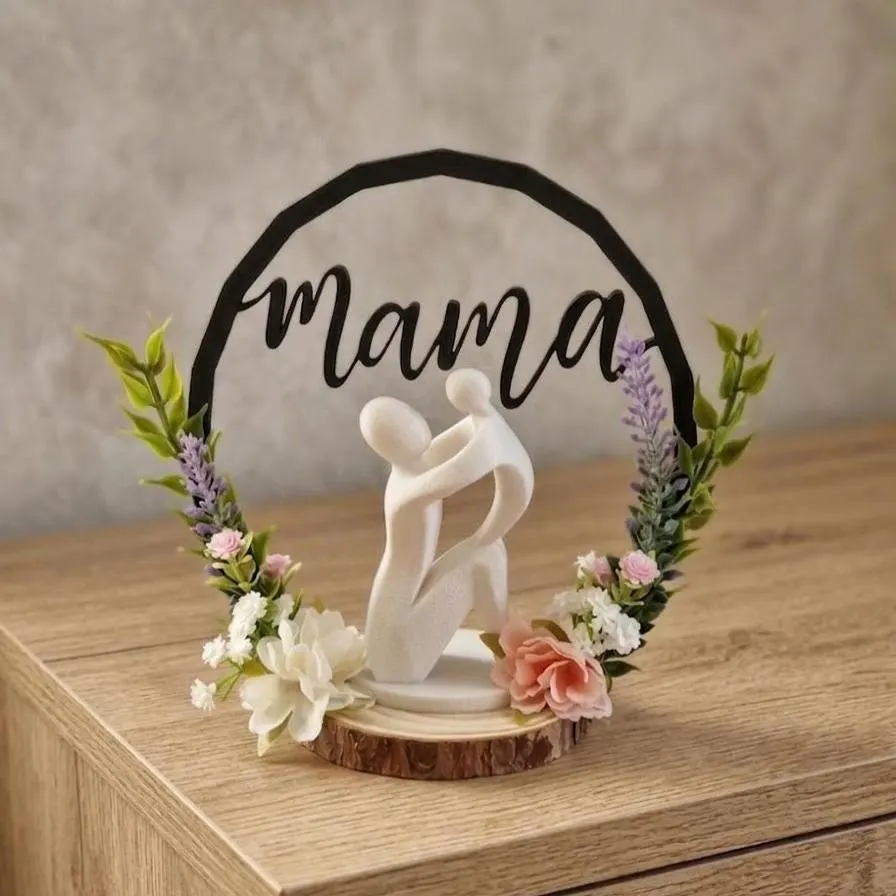 Mama 3D Figur & Skulptur Mutterliebe – Handgemachte Dekoration mit Blumenarrangement auf Holzscheibe