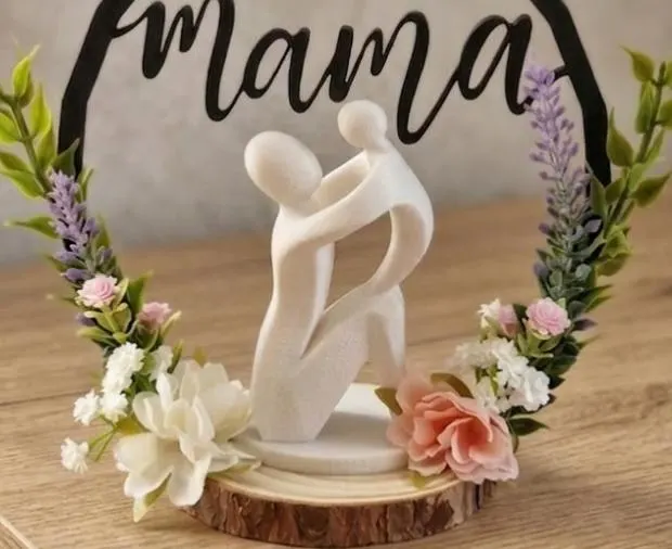 Mama 3D Figur & Skulptur Mutterliebe – Handgemachte Dekoration mit Blumenarrangement auf Holzscheibe