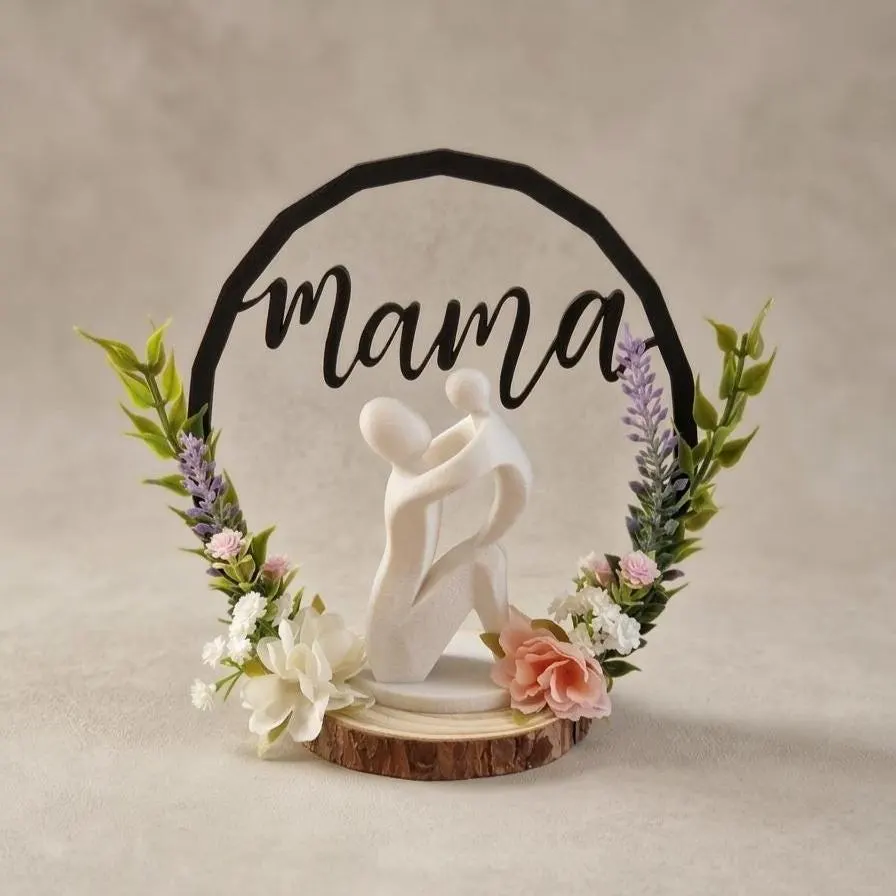 Mama 3D Figur & Skulptur Mutterliebe – Handgemachte Dekoration mit Blumenarrangement auf Holzscheibe